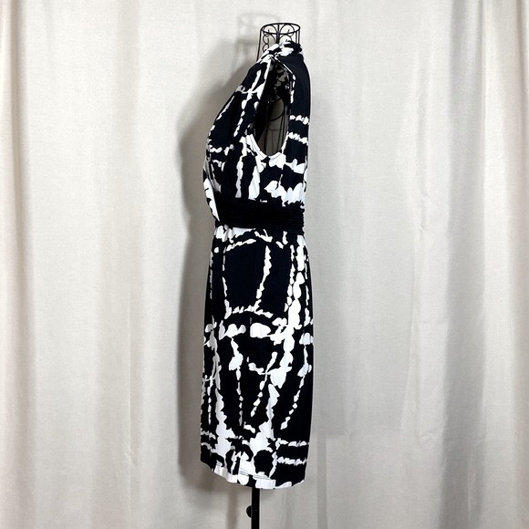 BCBMAXAZRIA Abstract Print Twist Front Sleeveless Dress - Picture 4 of 10